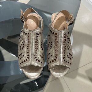 Nurture women’s sandals size 6.5M